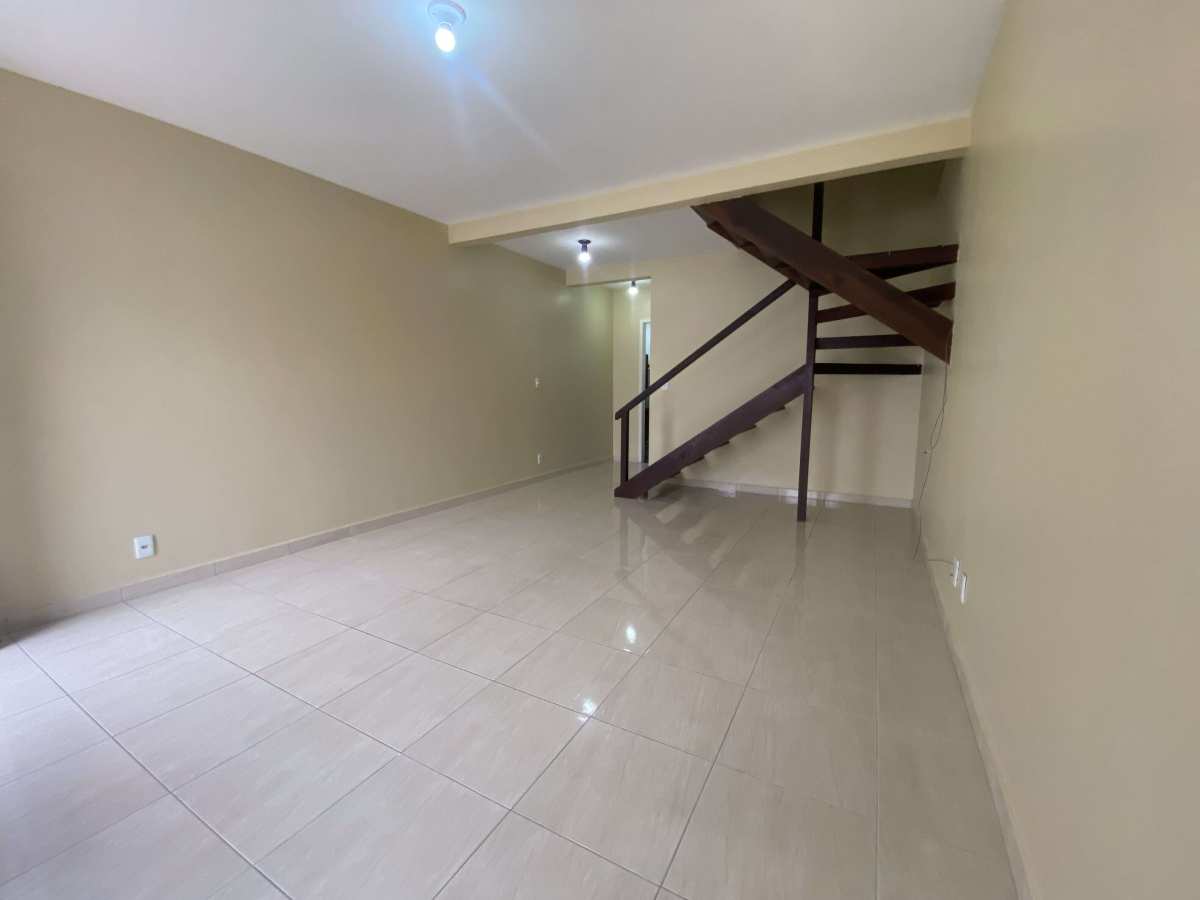 Aconchegante casa 2 quartos locação fixa. - Carla Neves Imóveis