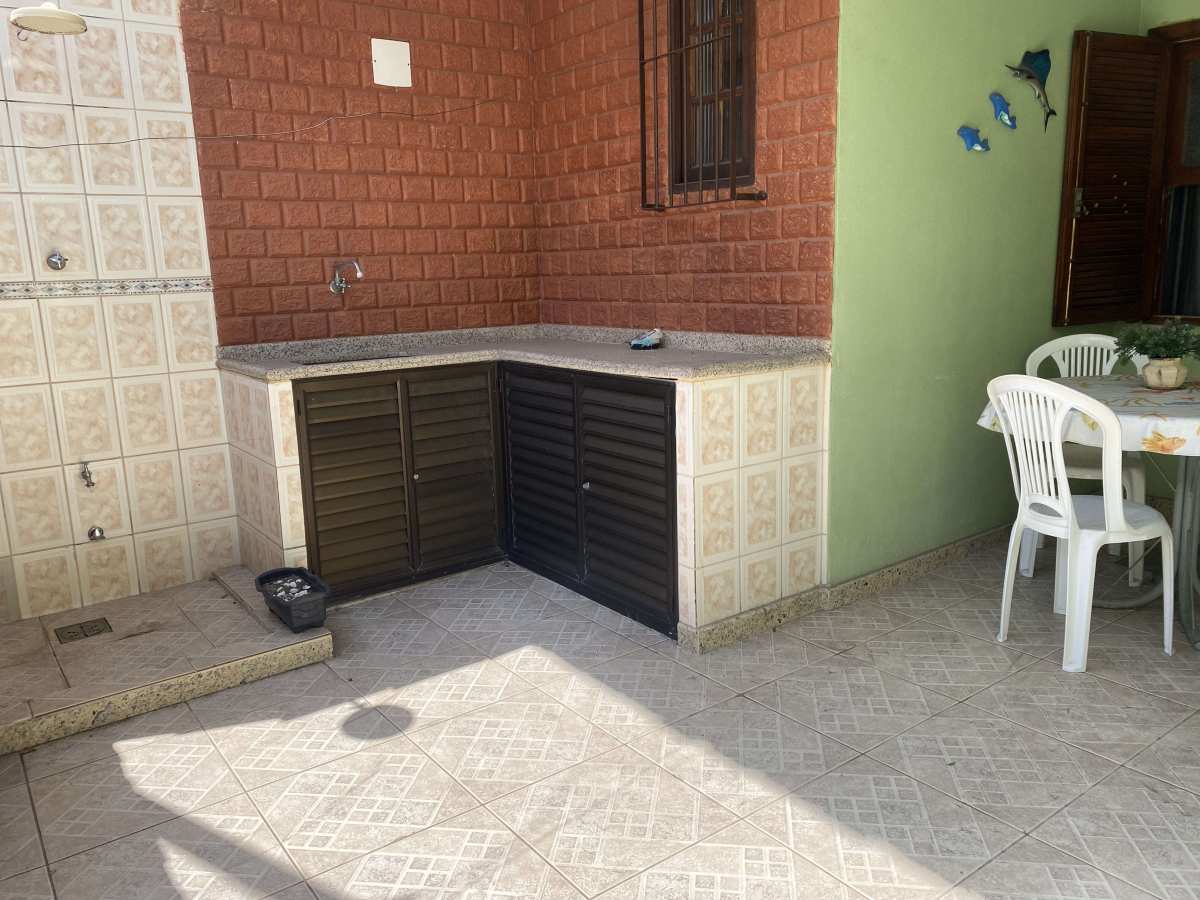 Casa à venda em Cabo Frio, Braga, quadra da Praia. - Carla Neves Imóveis