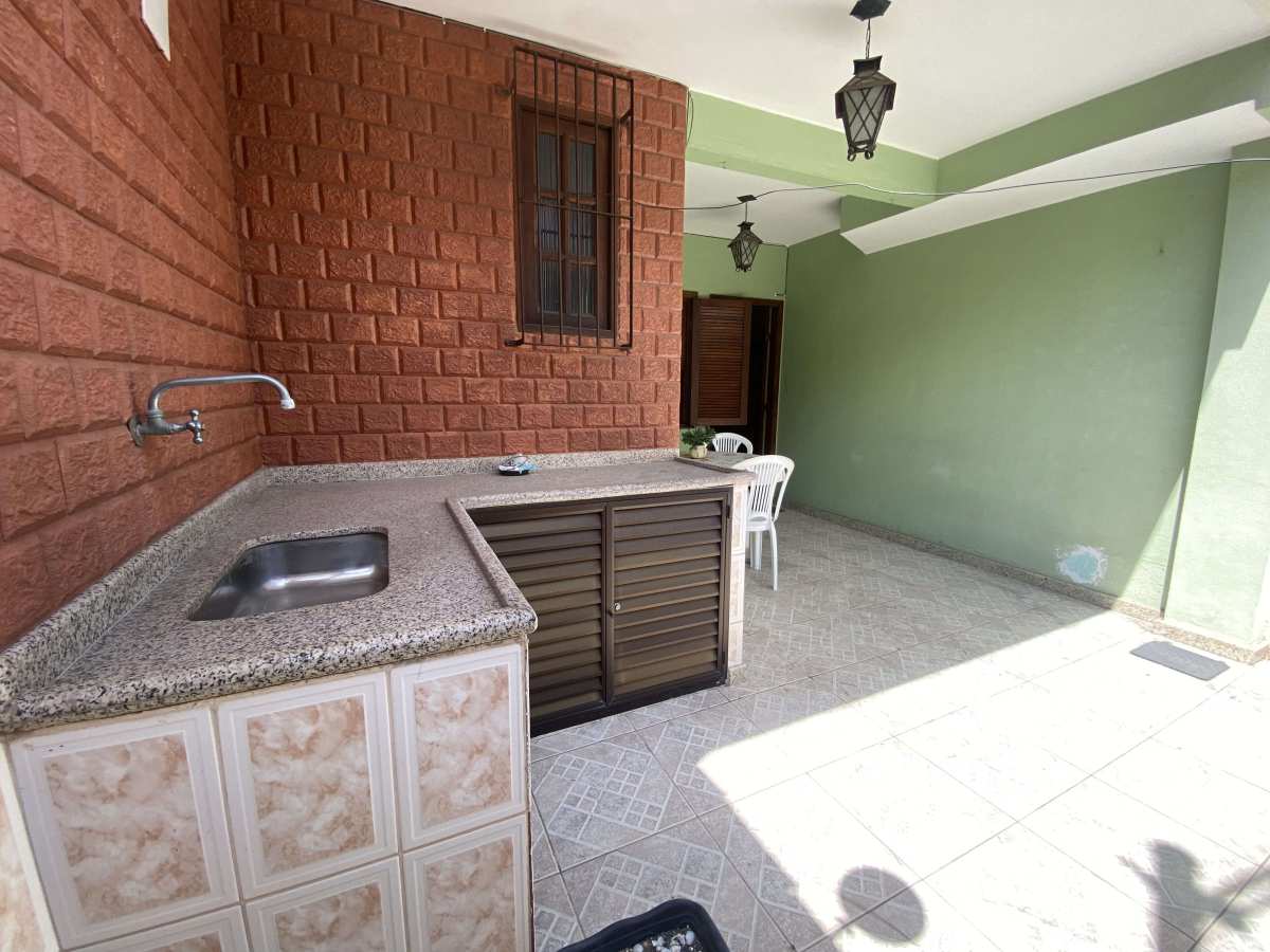 Casa à venda em Cabo Frio, Braga, quadra da Praia. - Carla Neves Imóveis