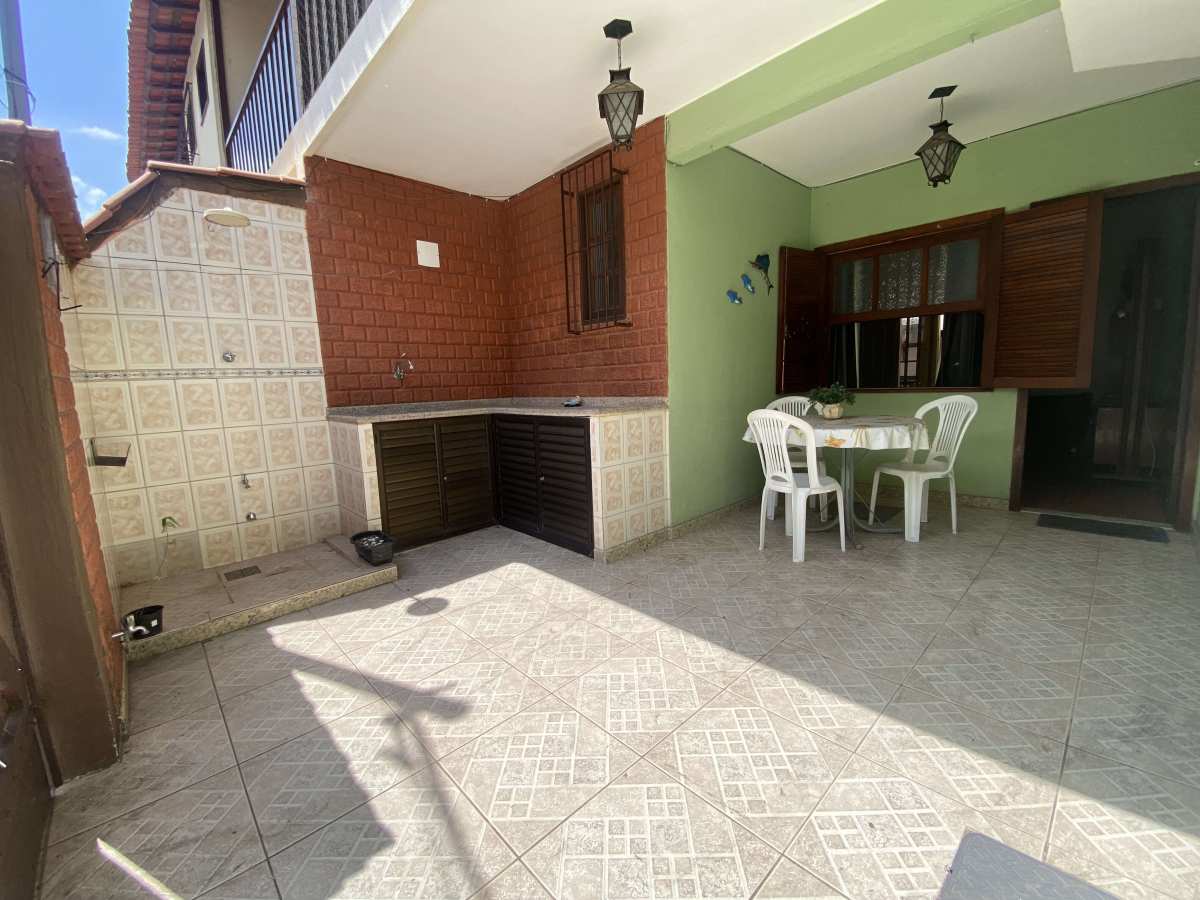 Casa à venda em Cabo Frio, Braga, quadra da Praia. - Carla Neves Imóveis