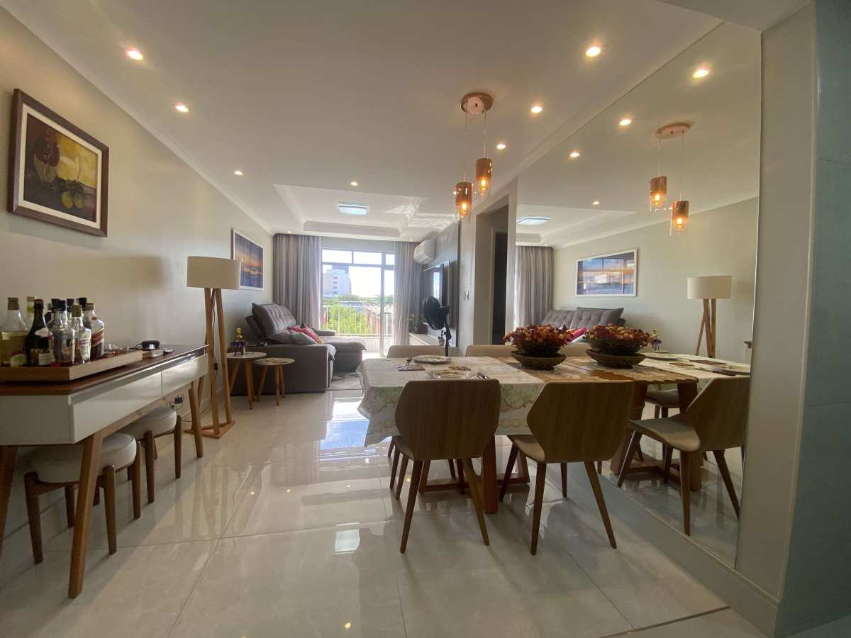 Lindo Apartamento Reformado à Venda – 2 Quartos (1 Suíte), 1 Vaga de Garagem - Carla Neves Imóveis